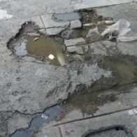 Vecinos del Ensanche Quisqueya denuncian aguas negras y hedor por alcantarillado colapsado