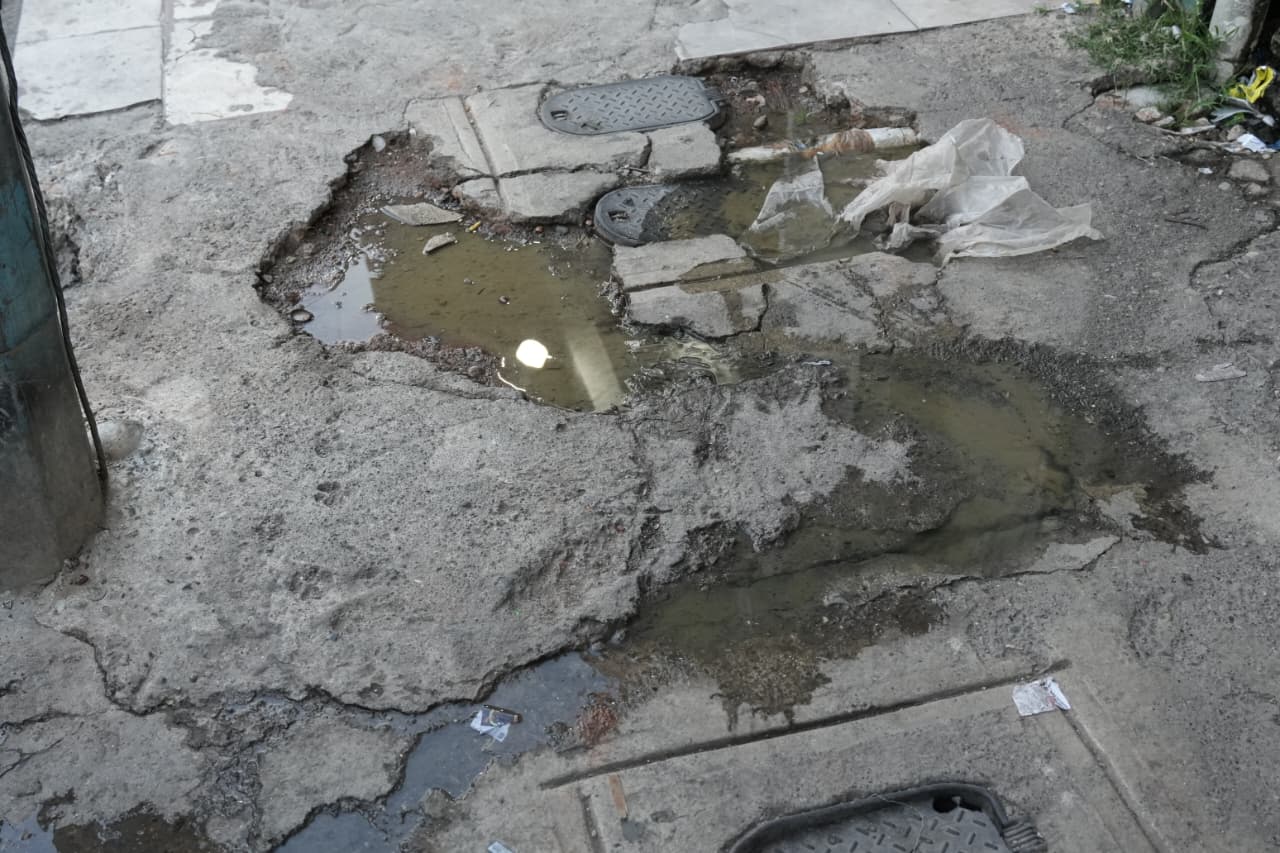 Vecinos del Ensanche Quisqueya denuncian aguas negras y hedor por alcantarillado colapsado