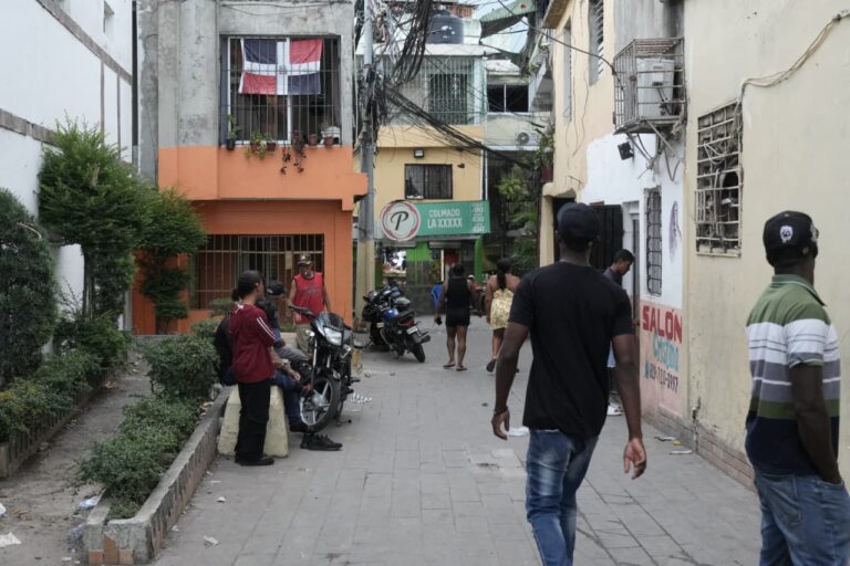 “Aquí no hay delincuencia”: residentes del Ensanche Quisqueya valoran patrullaje policial