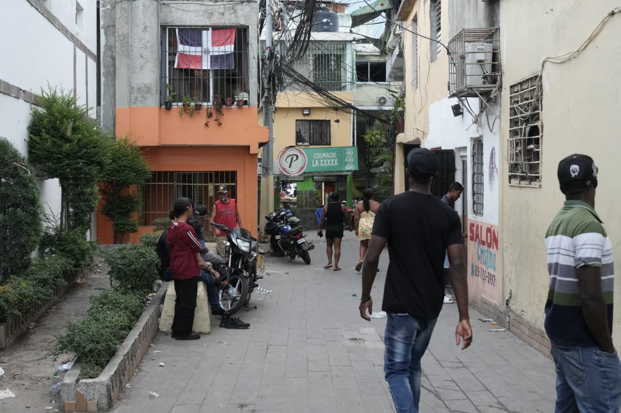 “Aquí no hay delincuencia”: residentes del Ensanche Quisqueya valoran patrullaje policial