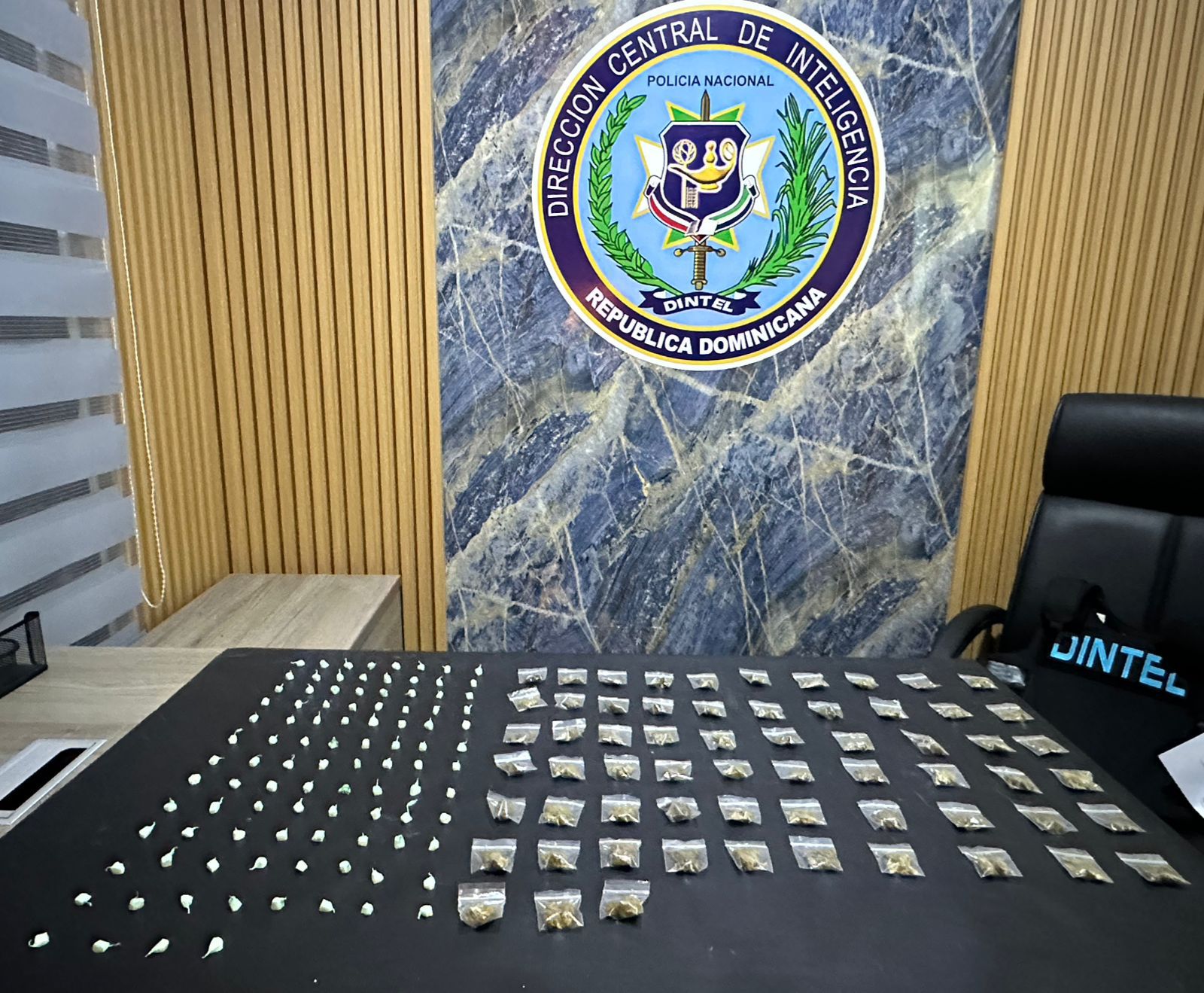 Dintel de la Policía Nacional ocupa presuntas sustancias narcóticas durante operativo en Barranca, La Vega