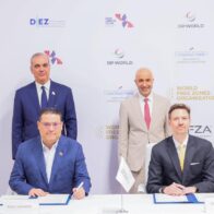 El ministro de Industria, Comercio y Mipymes de la República Dominicana, Eduardo Sanz Lovatón y el director general de la Organización Mundial de Zonas Francas (WFZO), Matthew Stephenson, en presencia del presidente Luis Abinader y del presidente de la WFZO, Mohammed Al Zarooni, quienes participaron como testigos de honor del acto realizado en el marco del 12.º Congreso Mundial de Zonas Francas, celebrado en Ciudad de Panamá.