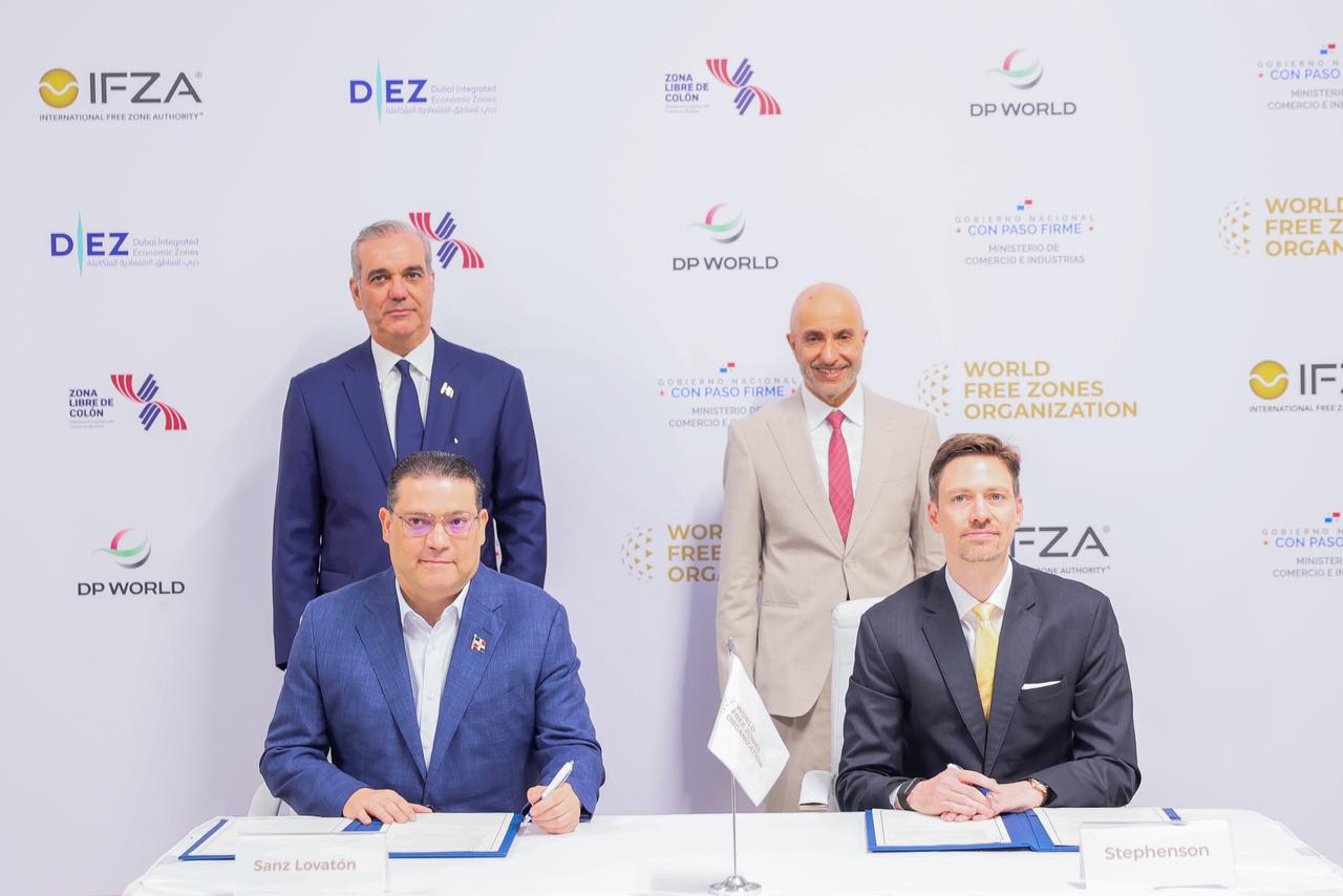 El ministro de Industria, Comercio y Mipymes de la República Dominicana, Eduardo Sanz Lovatón y el director general de la Organización Mundial de Zonas Francas (WFZO), Matthew Stephenson, en presencia del presidente Luis Abinader y del presidente de la WFZO, Mohammed Al Zarooni, quienes participaron como testigos de honor del acto realizado en el marco del 12.º Congreso Mundial de Zonas Francas, celebrado en Ciudad de Panamá.