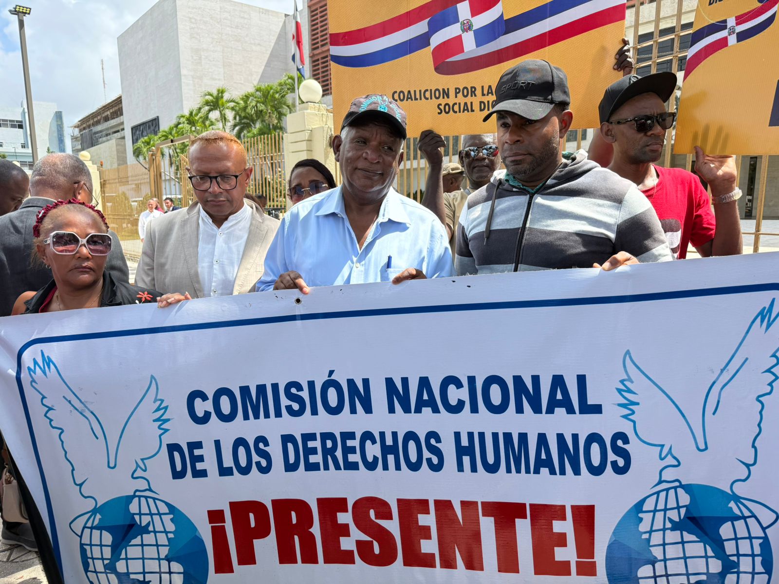 Protestan frente al Congreso contra presunto “engaño” del Ejecutivo en reforma de seguridad social