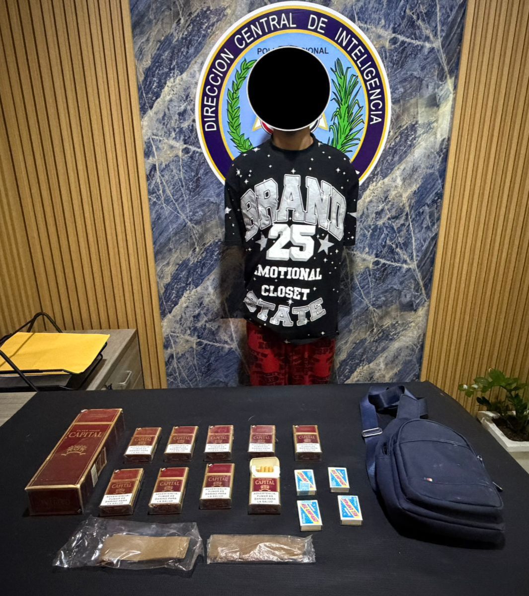 Policía Nacional ocupa cientos de cigarrillos comercializados de manera ilegal durante allanamiento en La Vega