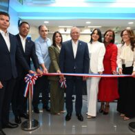 El presidente ejecutivo de Banreservas, Leonardo Aguilera, corta la cinta inaugural de una Unidad de Negocios Personales en Merca Jumbo Núñez de Cáceres. Le acompaña desde la izquierda el vicepresidente de Ingeniería, Manuel Guerrero; vicepresidente ejecutivo senior de Negocios, Ysidro García; el presidente del Grupo CCN, José Miguel González; la vicepresidente ejecutiva senior Administrativo, Alieska Díaz; la gerente de la oficina, Eridania Hernández; la directora de Negocios Corporativo zona metropolitana, Miguelina Medina; directora regional de Negocios zona metropolitana oeste, Lorenza Bencosme; y el vicepresidente ejecutivo de Negocios, Pablo de la Rosa.