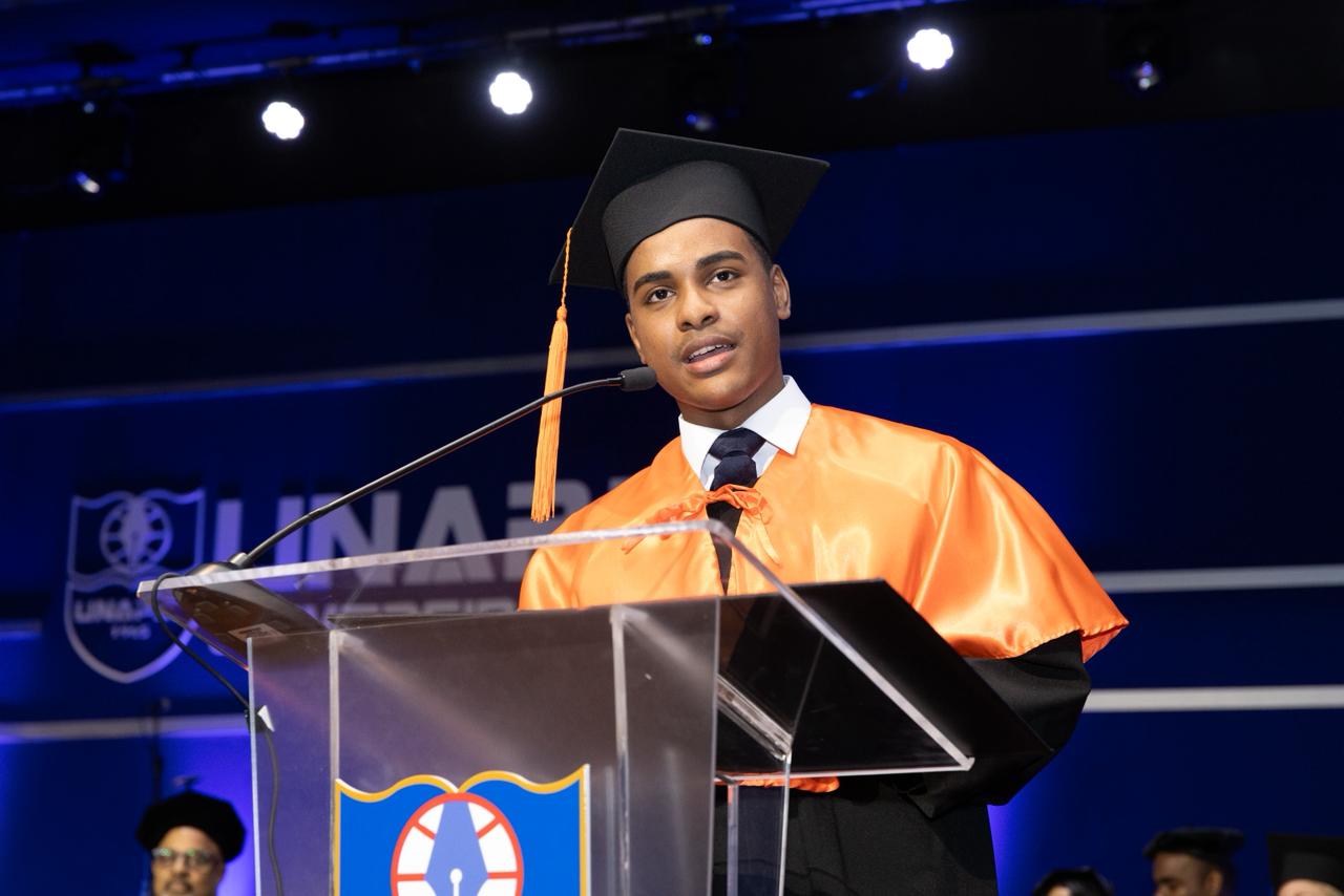 Yeuri Agramonte marca trayectoria ejemplar al graduarse con 4.0 en UNAPEC