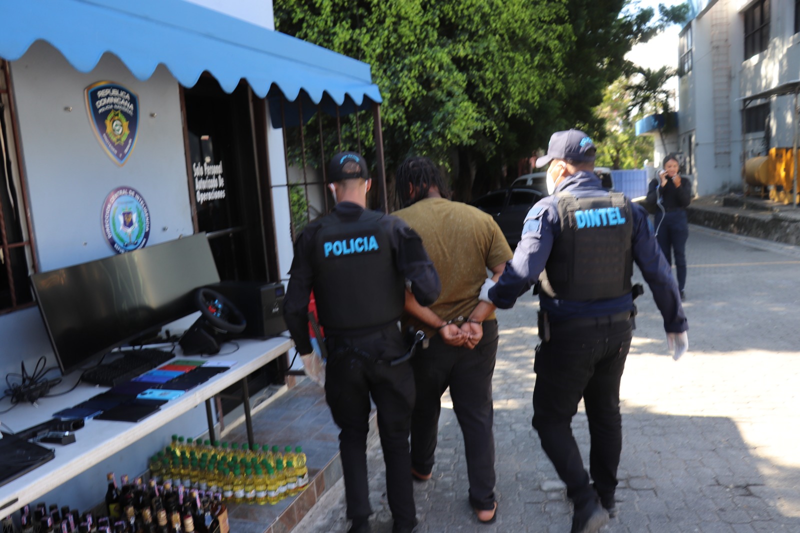 Policía y Ministerio Público apresan hombre acusado de estafa electrónica en Santo Domingo Oeste
