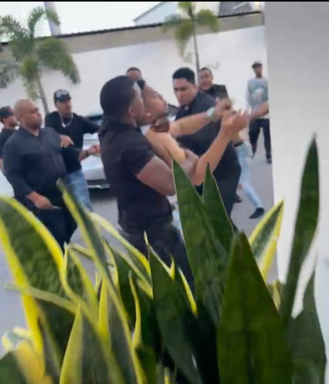 Pleito violento entre varias personas se registrado en parqueo de supermercado provoca tensión en Santiago