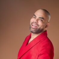 Victorino Carey se posiciona como referente en colorimetría avanzada y salud capilar en Nueva York