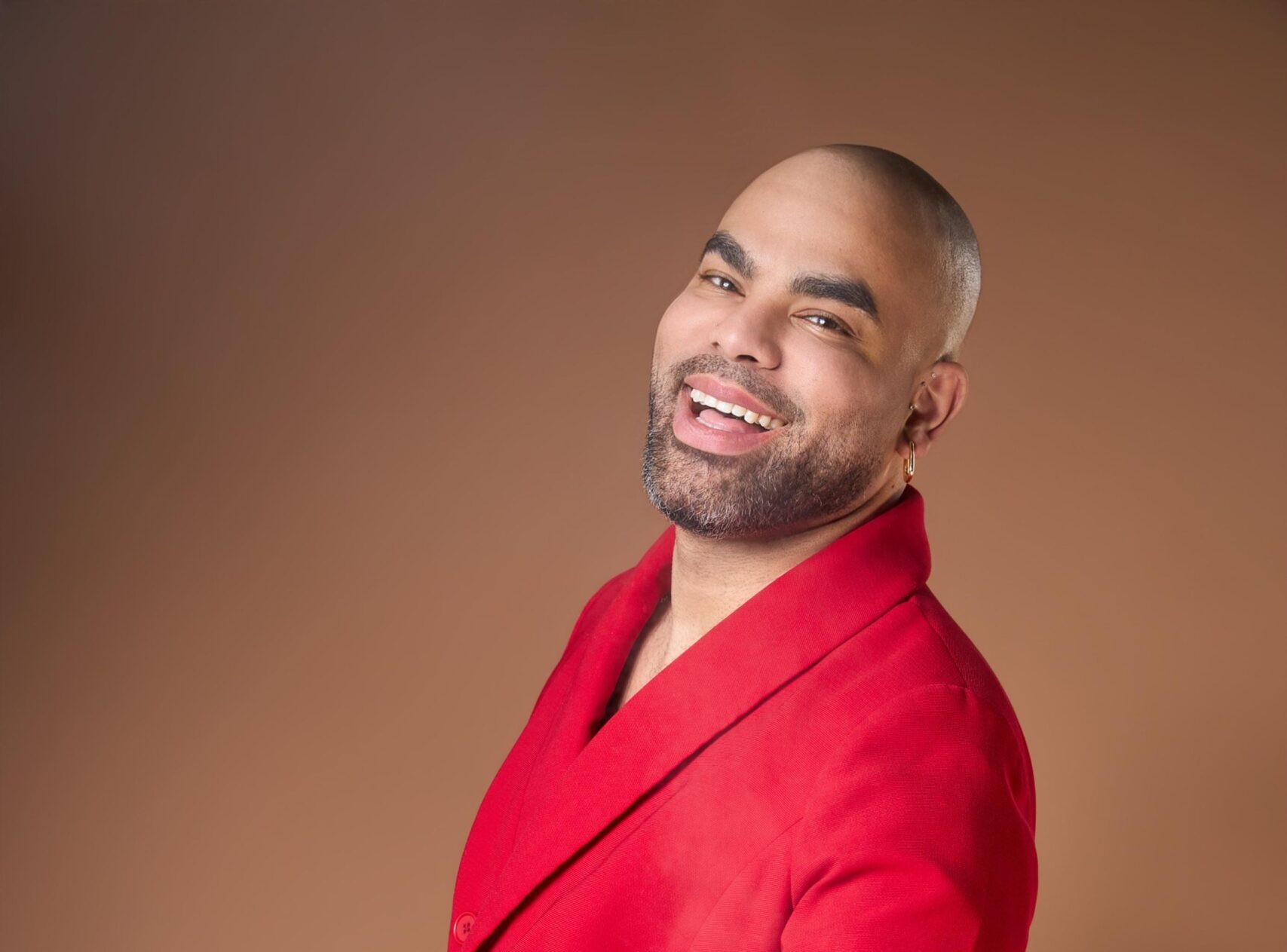 Victorino Carey se posiciona como referente en colorimetría avanzada y salud capilar en Nueva York