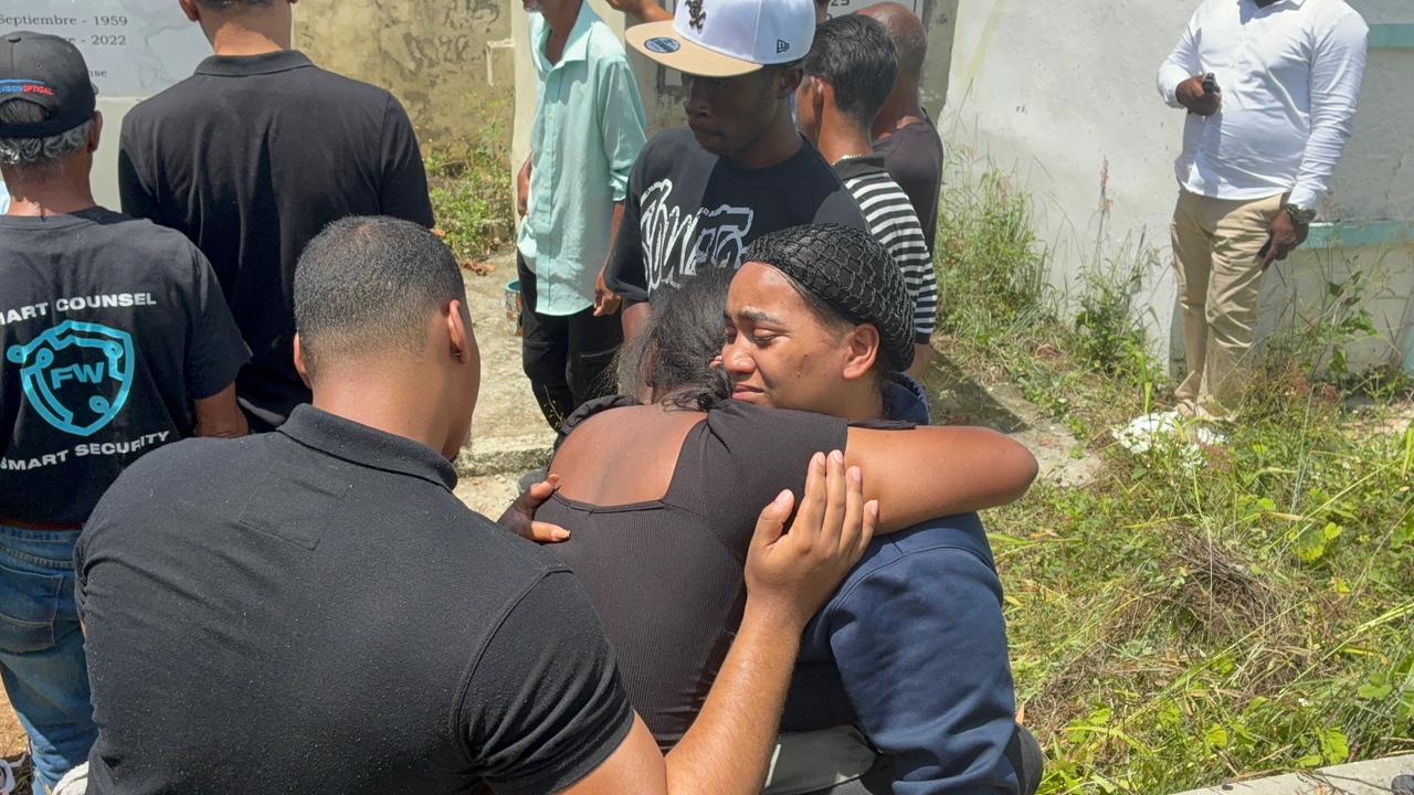 “Mami no me dejes”; entre gritos de dolor, sepultan víctima de feminicidio en Las Toronjas