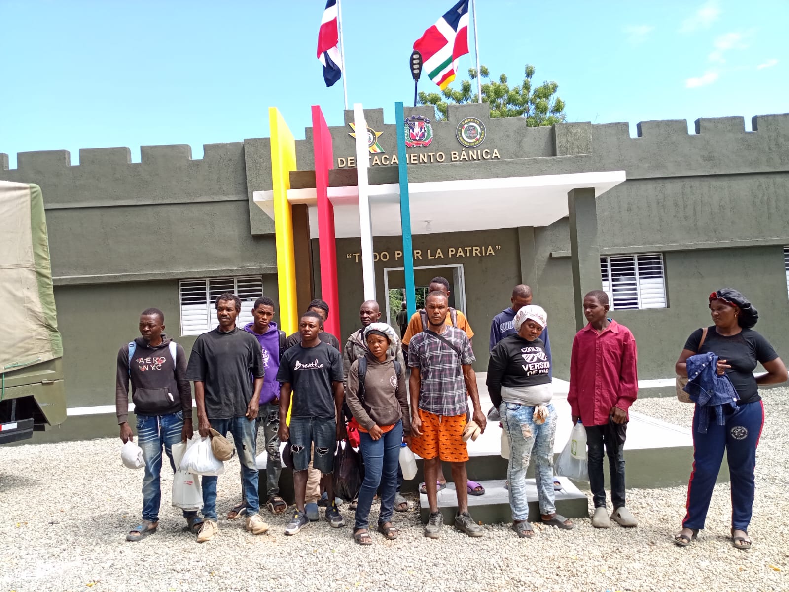 Ejército detiene a 13 nacionales haitianos indocumentados durante patrullaje en Guayabal, Elías Piña