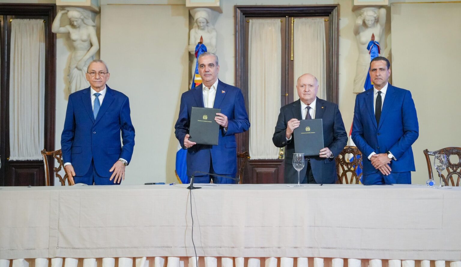 Abinader firma acuerdo entre FINJUS y la Consultoría Jurídica del Poder Ejecutivo para fortalecer la institucionalidad del país