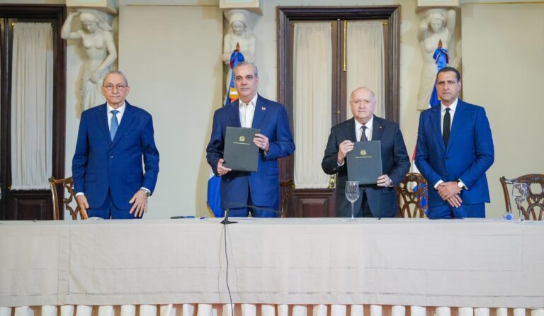 Abinader firma acuerdo entre FINJUS y la Consultoría Jurídica del Poder Ejecutivo para fortalecer la institucionalidad del país