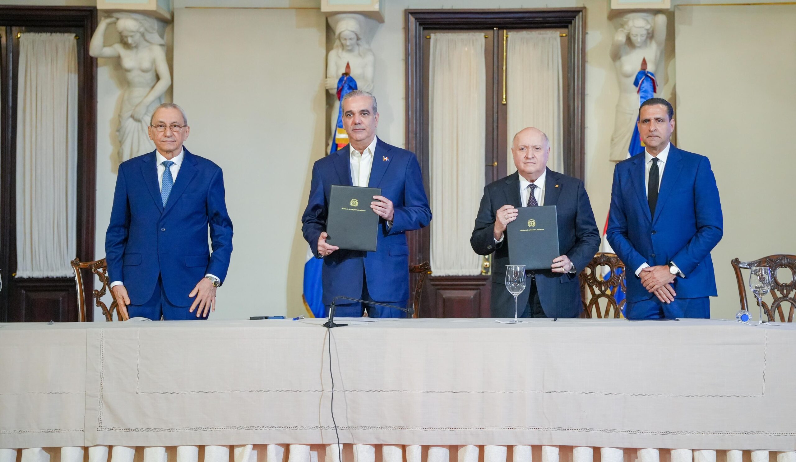 Abinader firma acuerdo entre FINJUS y la Consultoría Jurídica del Poder Ejecutivo para fortalecer la institucionalidad del país