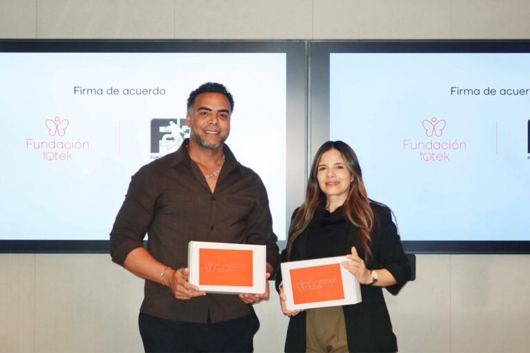 La Fundación iQtek y Boomstick23 Foundation formalizaron un acuerdo de colaboración con el objetivo de promover el desarrollo integral de jóvenes en comunidades vulnerables, a través de la educación tecnológica y el fortalecimiento