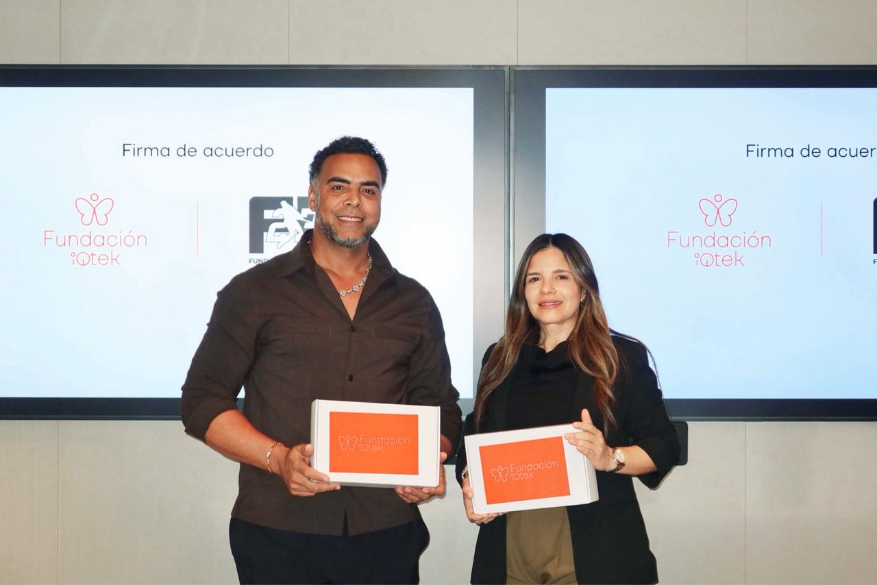 La Fundación iQtek y Boomstick23 Foundation formalizaron un acuerdo de colaboración con el objetivo de promover el desarrollo integral de jóvenes en comunidades vulnerables, a través de la educación tecnológica y el fortalecimiento