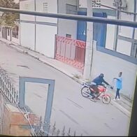 Delincuente en motocicleta asalta en plena vía a mujer camino al trabajo y queda captado en cámara en Santiago