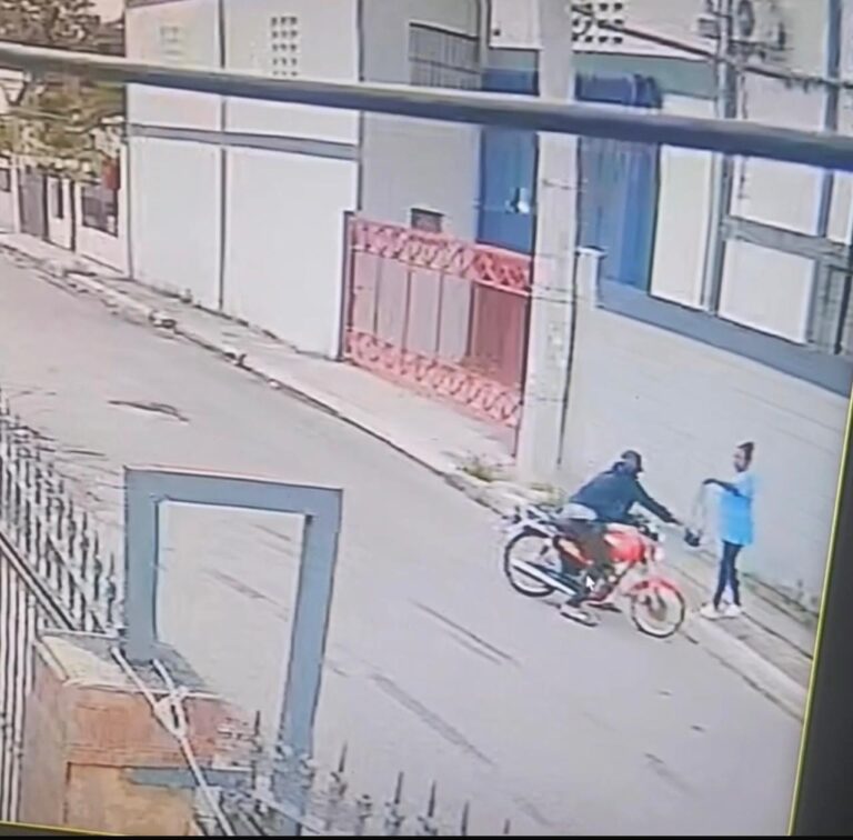 Delincuente en motocicleta asalta en plena vía a mujer camino al trabajo y queda captado en cámara en Santiago