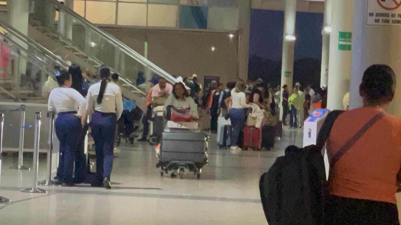 Fuerte y extraño olor en cabina obliga a avión de Delta con 192 pasajeros a declararse en emergencia y regresar al Cibao
