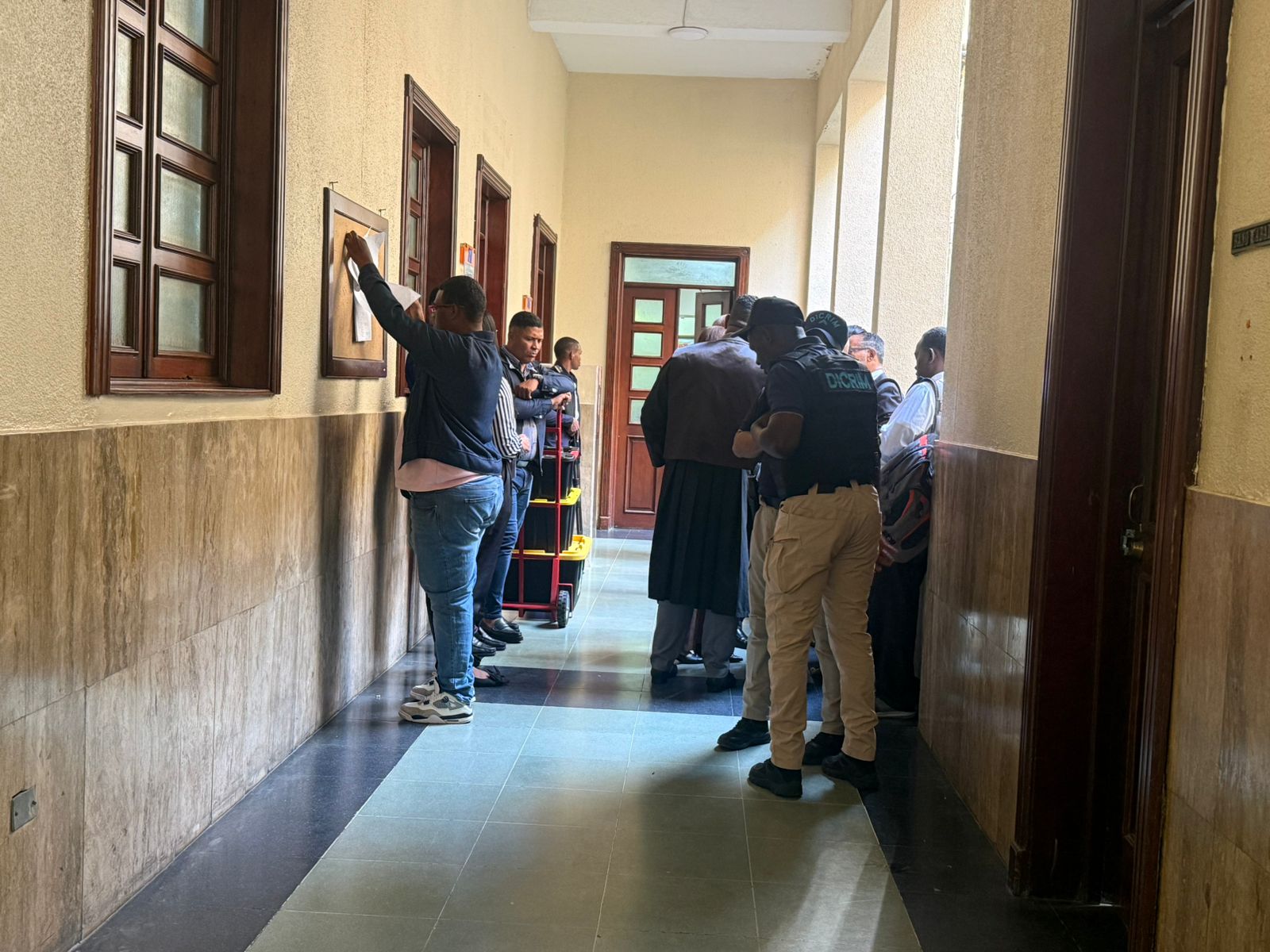 Imputados por estafa bancaria de RD$200 millones entran a sala para conocimiento de coerción