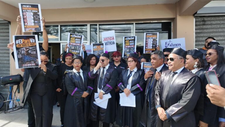 Jueces y servidores judiciales protestan en Fiscalía de SDO y advierten más paros