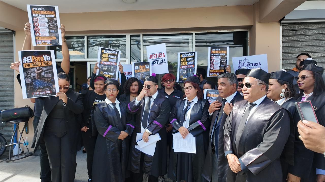 Jueces y servidores judiciales protestan en Fiscalía de SDO y advierten más paros