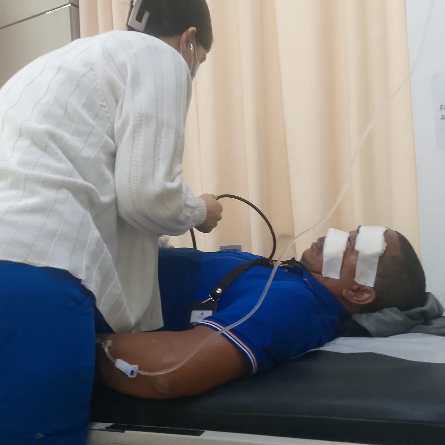 Violencia en el tránsito: multitud agrede brutalmente a chofer de autobús lleno de niños en El Café de Herrera