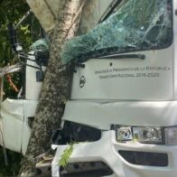 Tres estudiantes resultan lesionados tras accidente de autobús escolar en San Rafael del Yuma