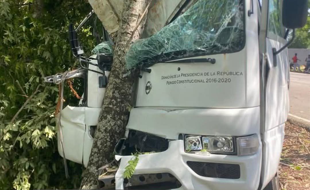 Tres estudiantes resultan lesionados tras accidente de autobús escolar en San Rafael del Yuma