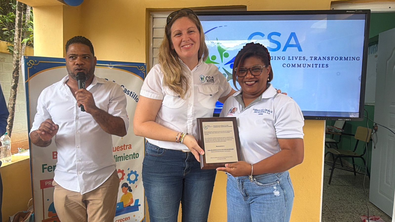 Directora del distrito educativo 14-04 de Samaná recibe reconocimiento por su compromiso con la educación en la provincia