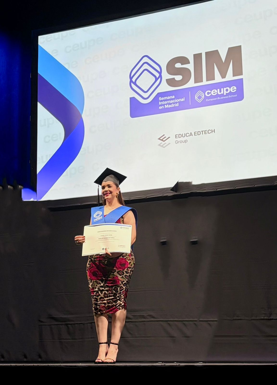 Claribel Adamez “LA LOBA” celebra en Madrid su graduación de maestría en comunicación política