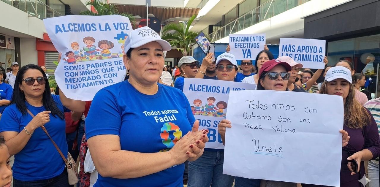 Madres azules de niños con autismo protestan en apoyo al doctor José Ernesto