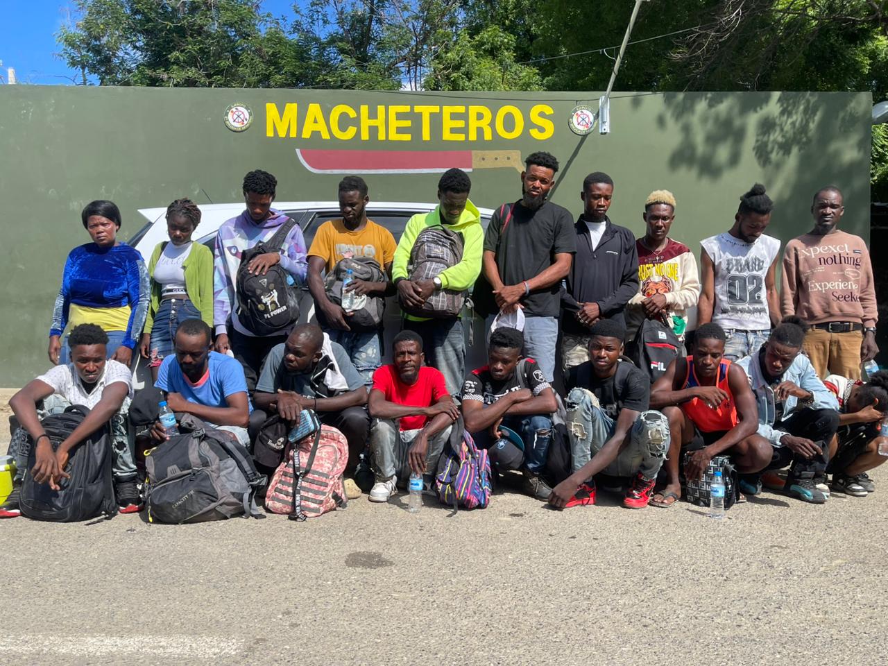 Ejército intercepta vehículo con 20 indocumentados tras persecución en Valverde