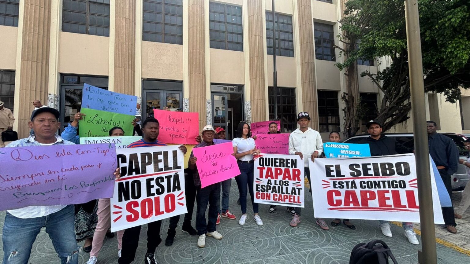Personas se concentran frente al Palacio de Justicia en apoyo a Jhossan Capell y exigen su libertad
