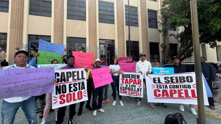 Personas se concentran frente al Palacio de Justicia en apoyo a Jhossan Capell y exigen su libertad
