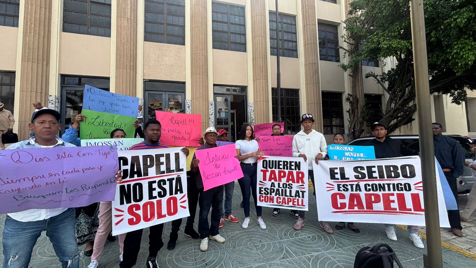 Personas se concentran frente al Palacio de Justicia en apoyo a Jhossan Capell y exigen su libertad