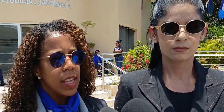 Diseñadora Isoris Lizardo vuelve a la Fiscalía de Jarabacoa por temor a su seguridad