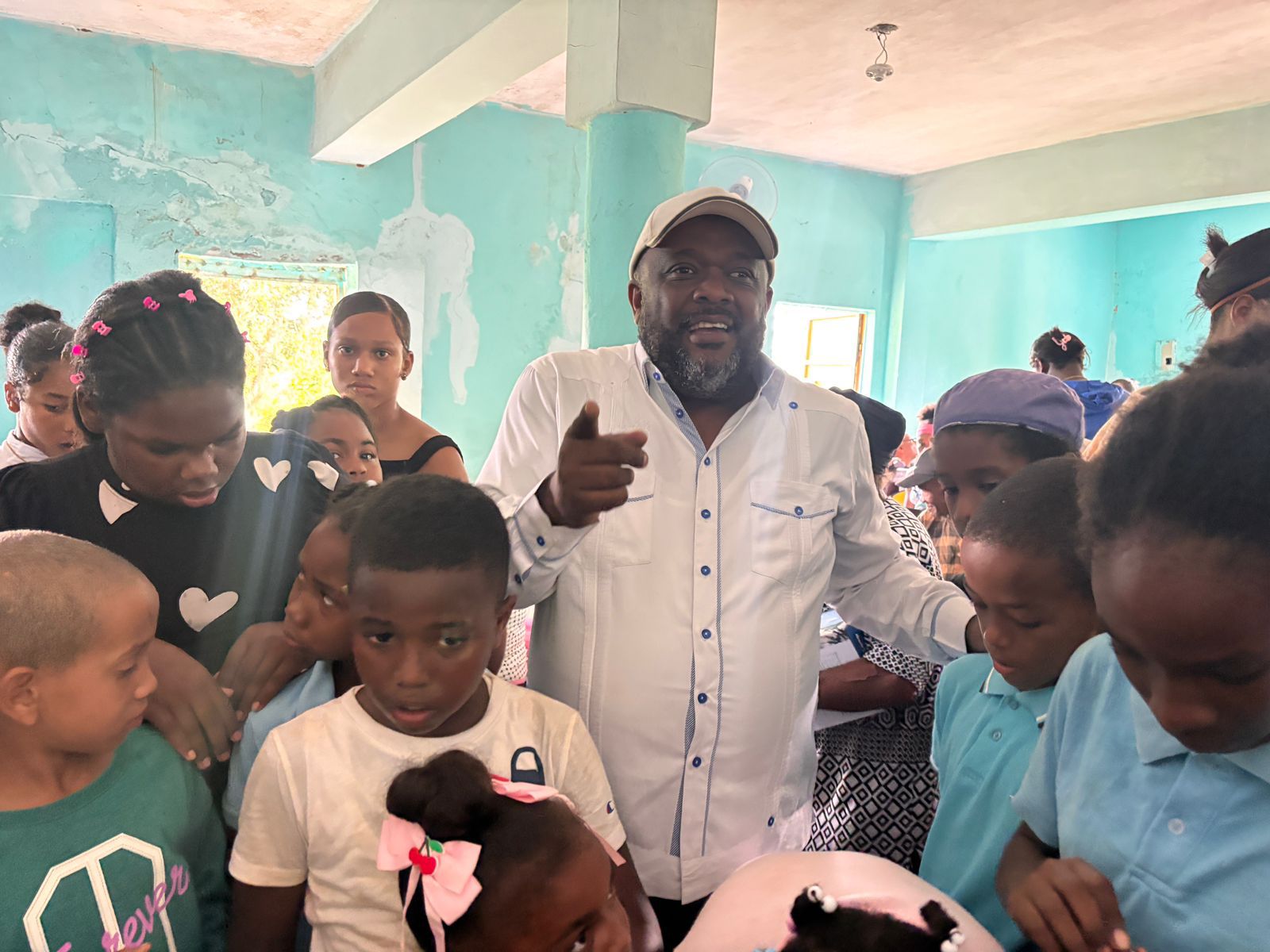 Anderson de los Santos realiza exitoso operativo médico en la comunidad El Vigía, de Yamasá