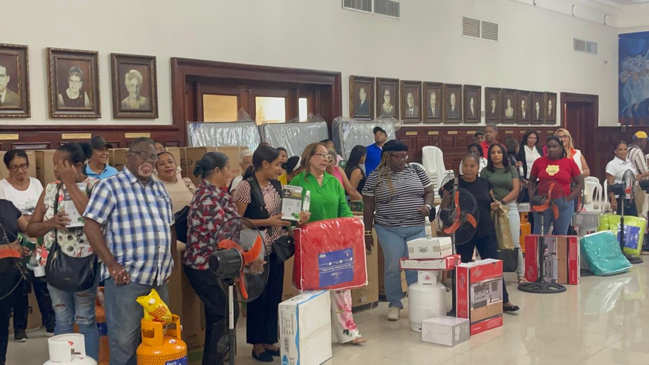 Gobernación de Santiago entrega ayudas a más de 100 familias vulnerables previo al Día de las Madres