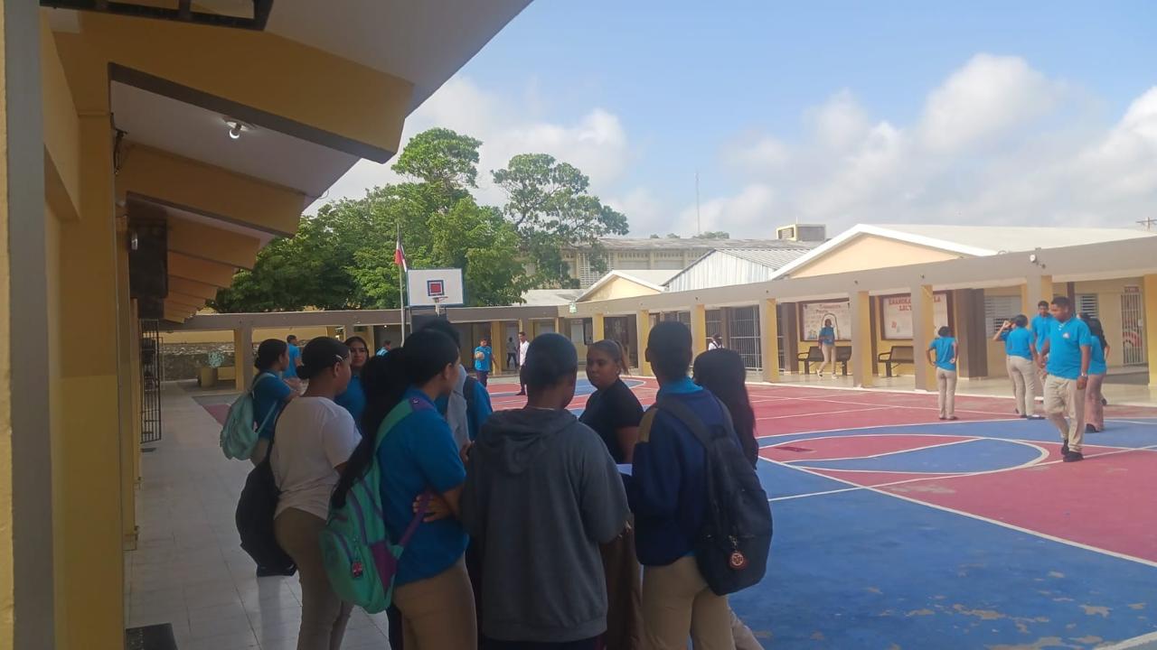Padres denuncian presuntas irregularidades durante pesquisa en politécnico de Santiago Oeste