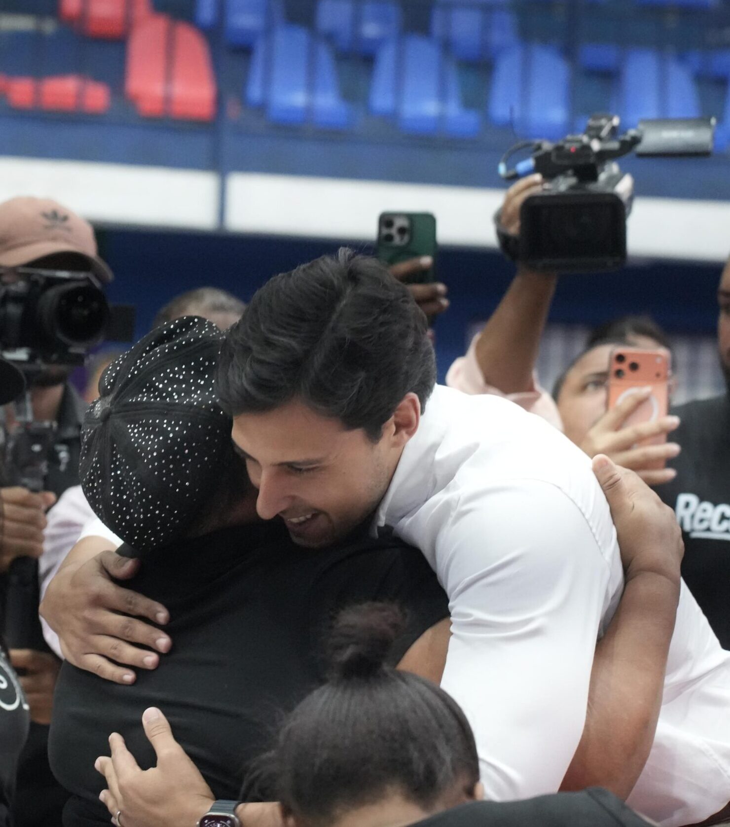Raymond Rodríguez celebra por adelantado a más de 700 madres del Distrito Nacional