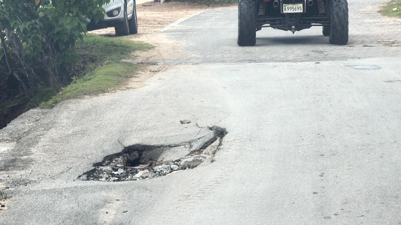 Denuncian hoyo peligroso en puente al final de Playa Las Ballenas, en Las Terrenas