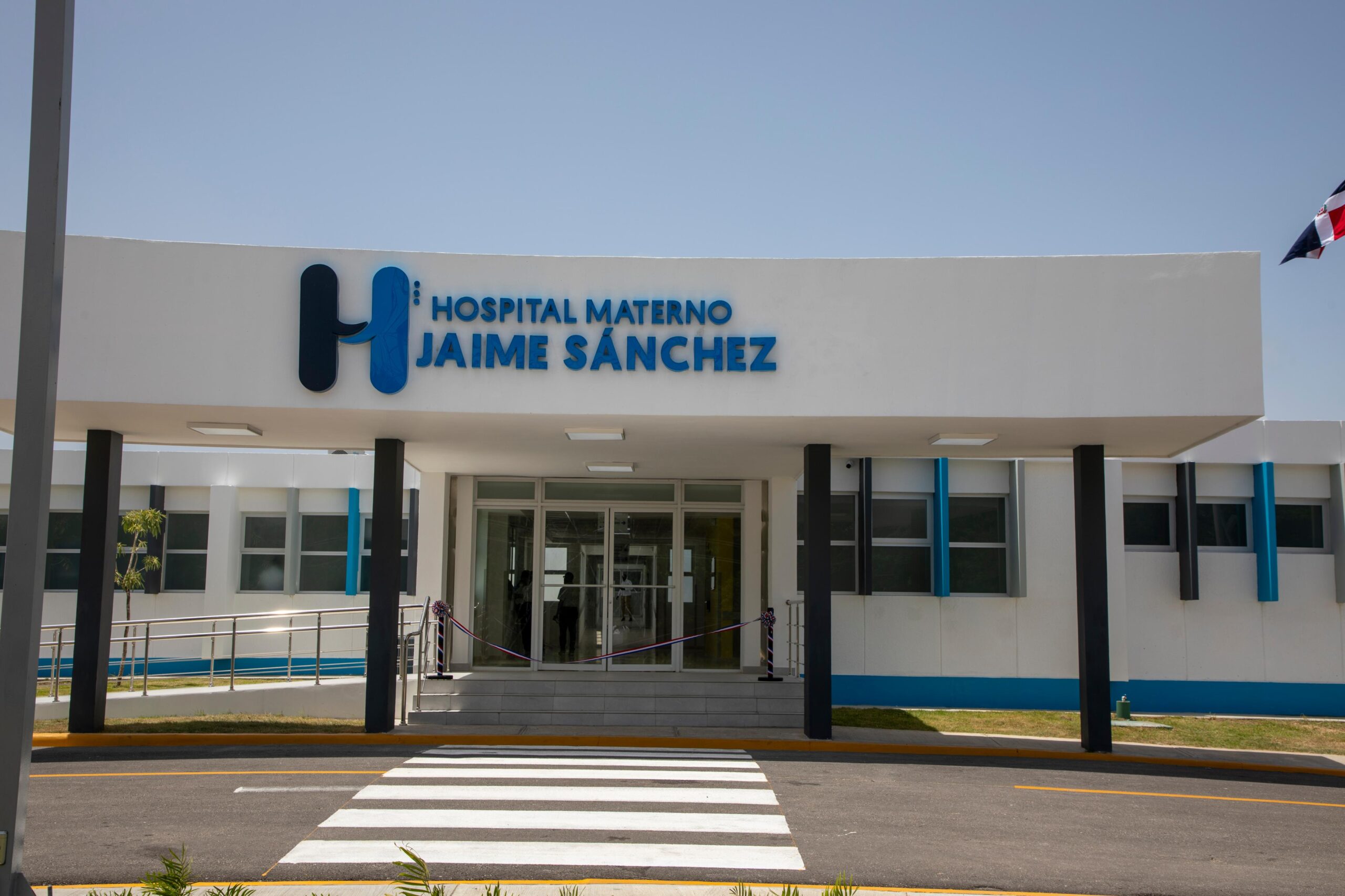 Abinader entrega 48 camas de internamiento y 15 unidades de cuidados intensivos en Barahona
