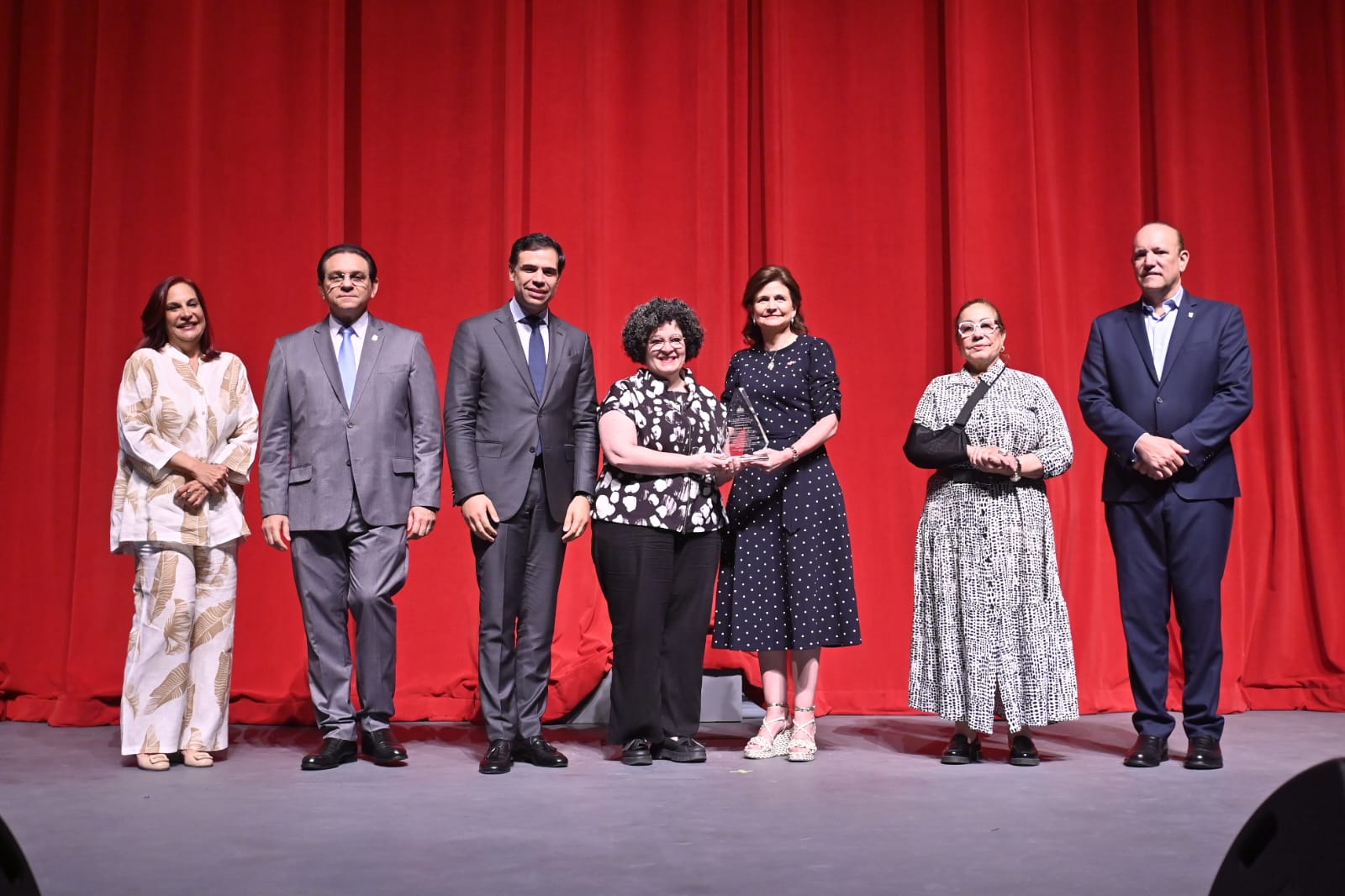 Raquel Peña y Roberto Ángel Salcedo reconocen madres en homenaje al centenario del ‘Himno a las Madres’