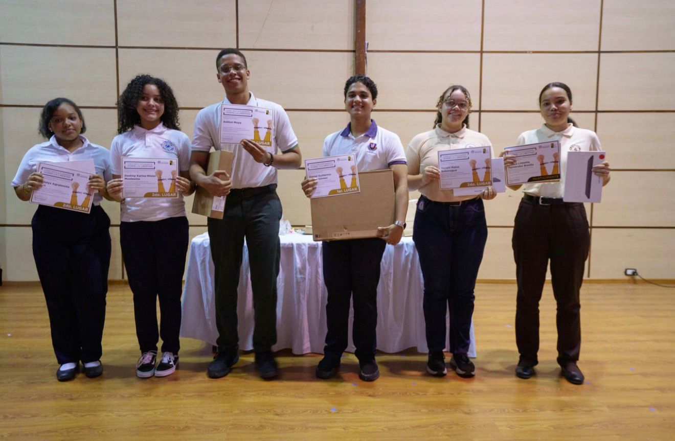 Fundación Macarrulla y Museo de la Resistencia reconocen a estudiantes ganadores del Séptimo Concurso de Ensayos por la Libertad
