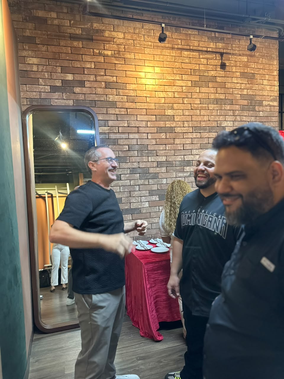 Carlos Sánchez se une al show de Radel Ortíz y comparte sus trucos antes de salir a escena