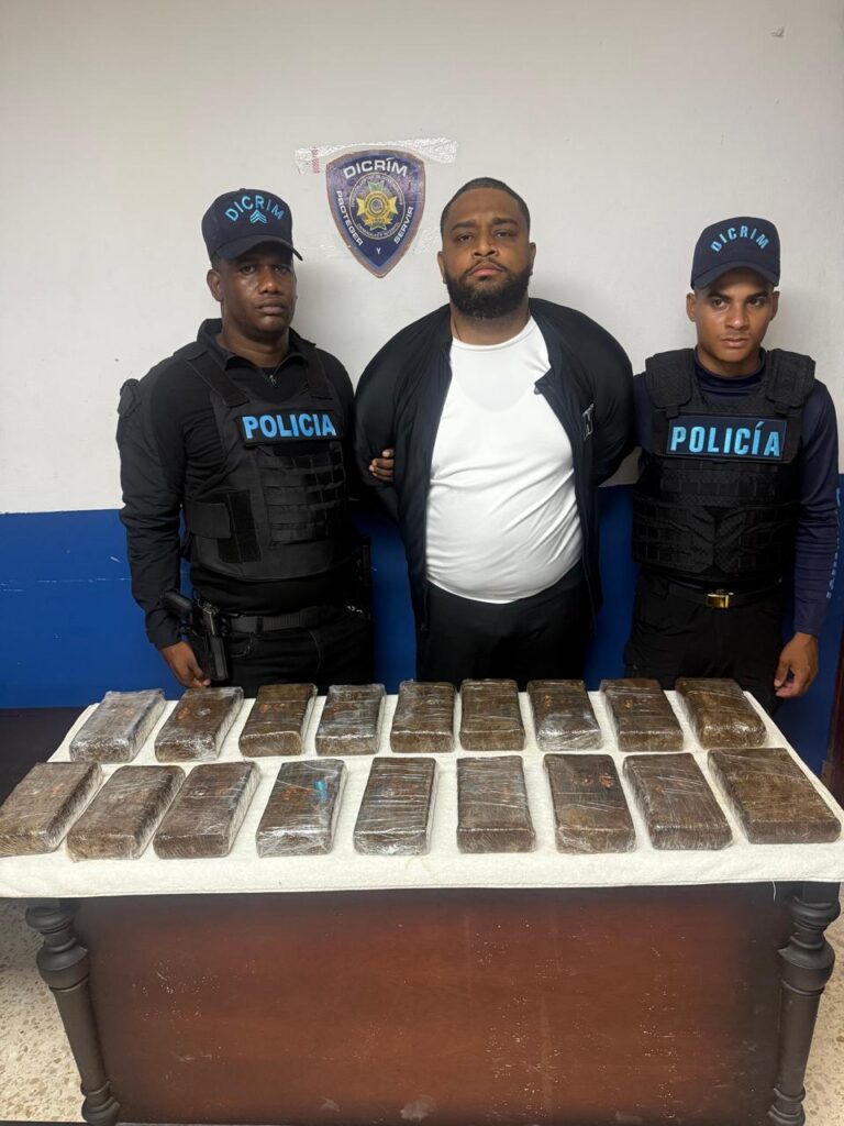 Apresan hombre con 18 paquetes de presunta cocaína durante operativo en Bávaro-Friusa