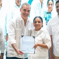 Abinader entrega en Haina 1,279 títulos de propiedad en vísperas del Día de las Madres